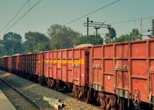 حرکت نخستین قطار صادراتی کلینکر از هشتگرد به ترکیه