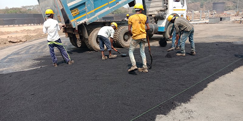 پیمانکار راهسازی در حال بررسی کیفیت لایههای آسفالت با ابزارهای نوین
