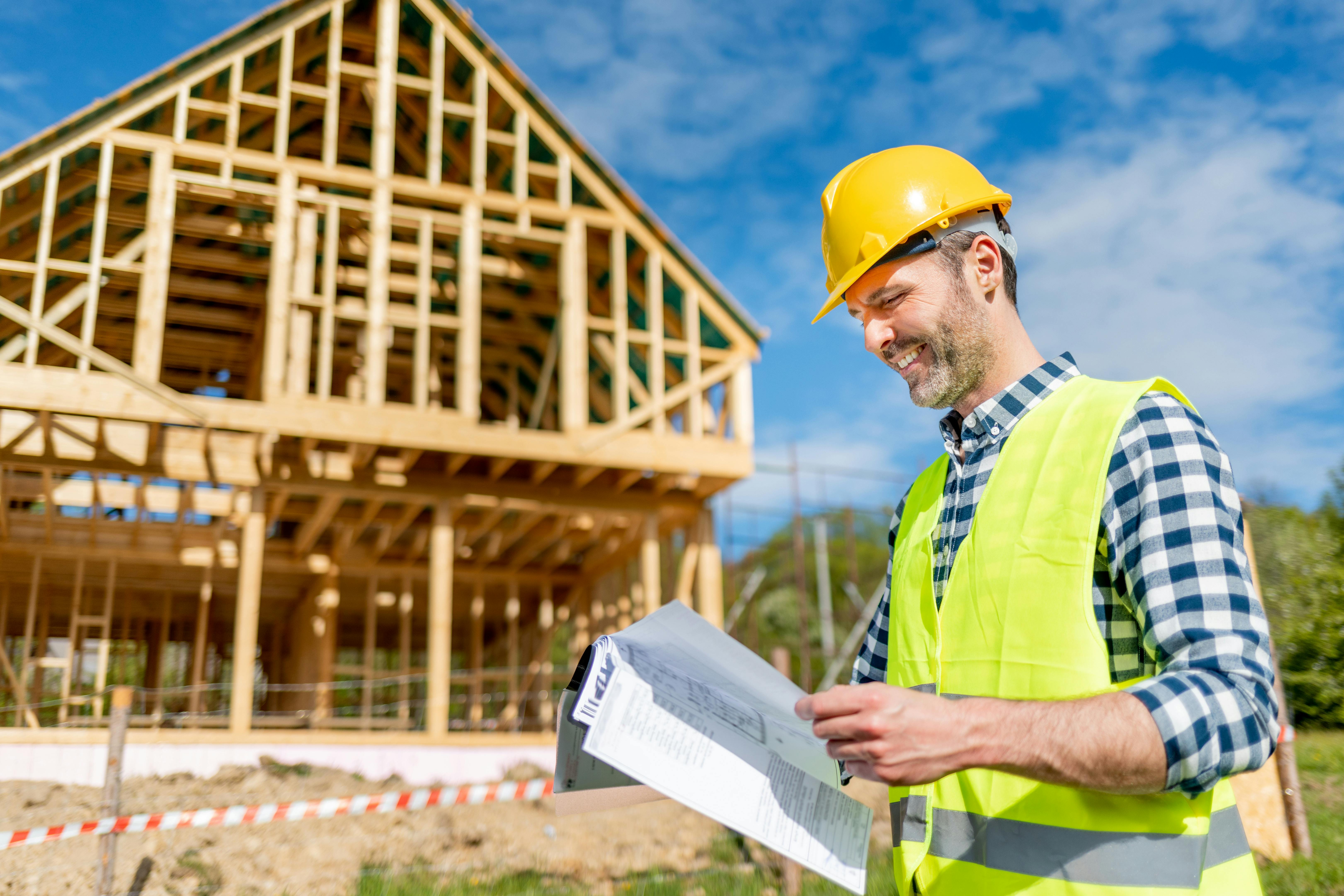 نمایش جزئیات فنی پروژه ساختمانی توسط تیم مهندسی پیمانکار