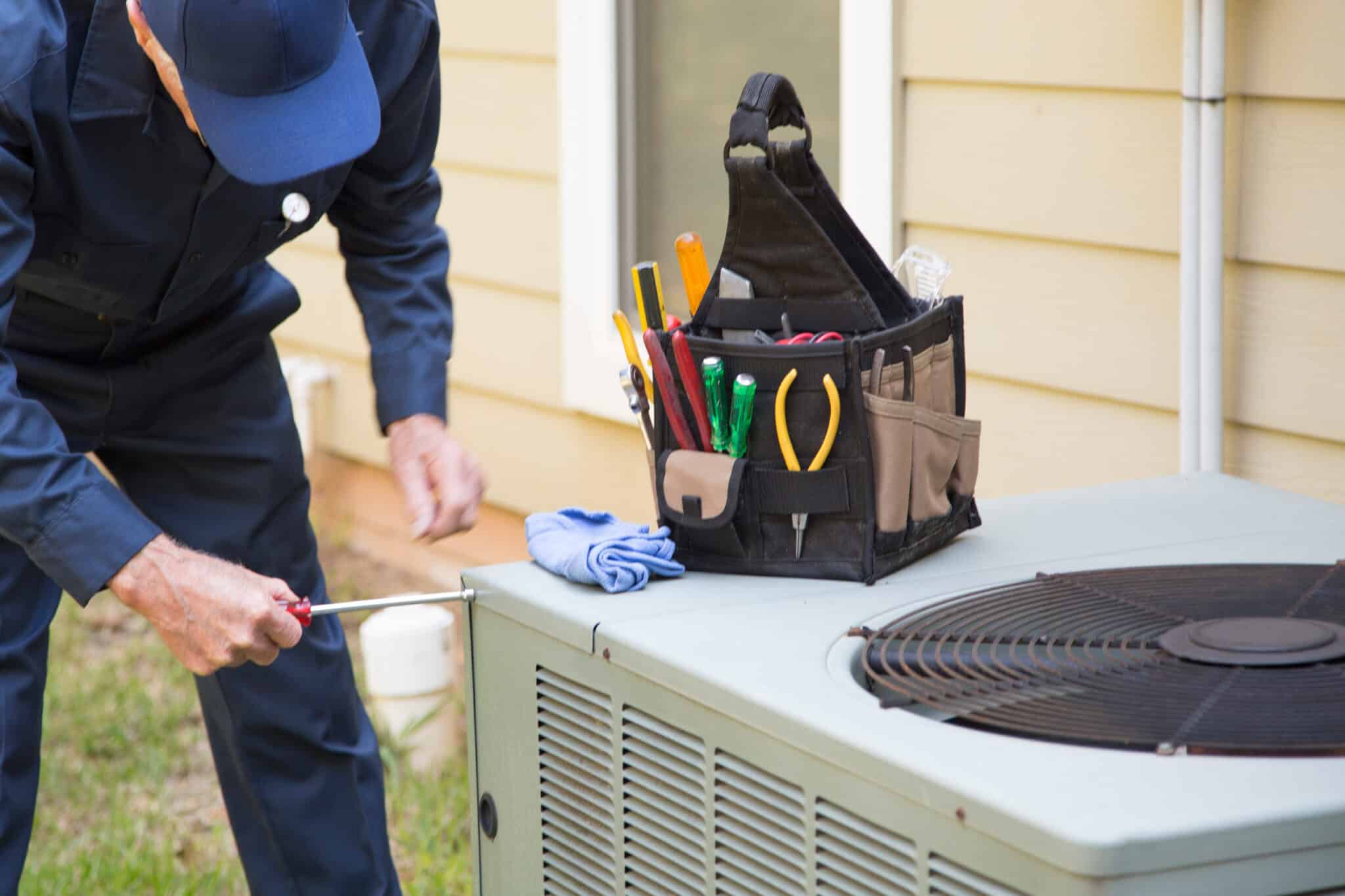 پیمانکار HVAC در حال نصب تجهیزات با رعایت استانداردهای ایمنی