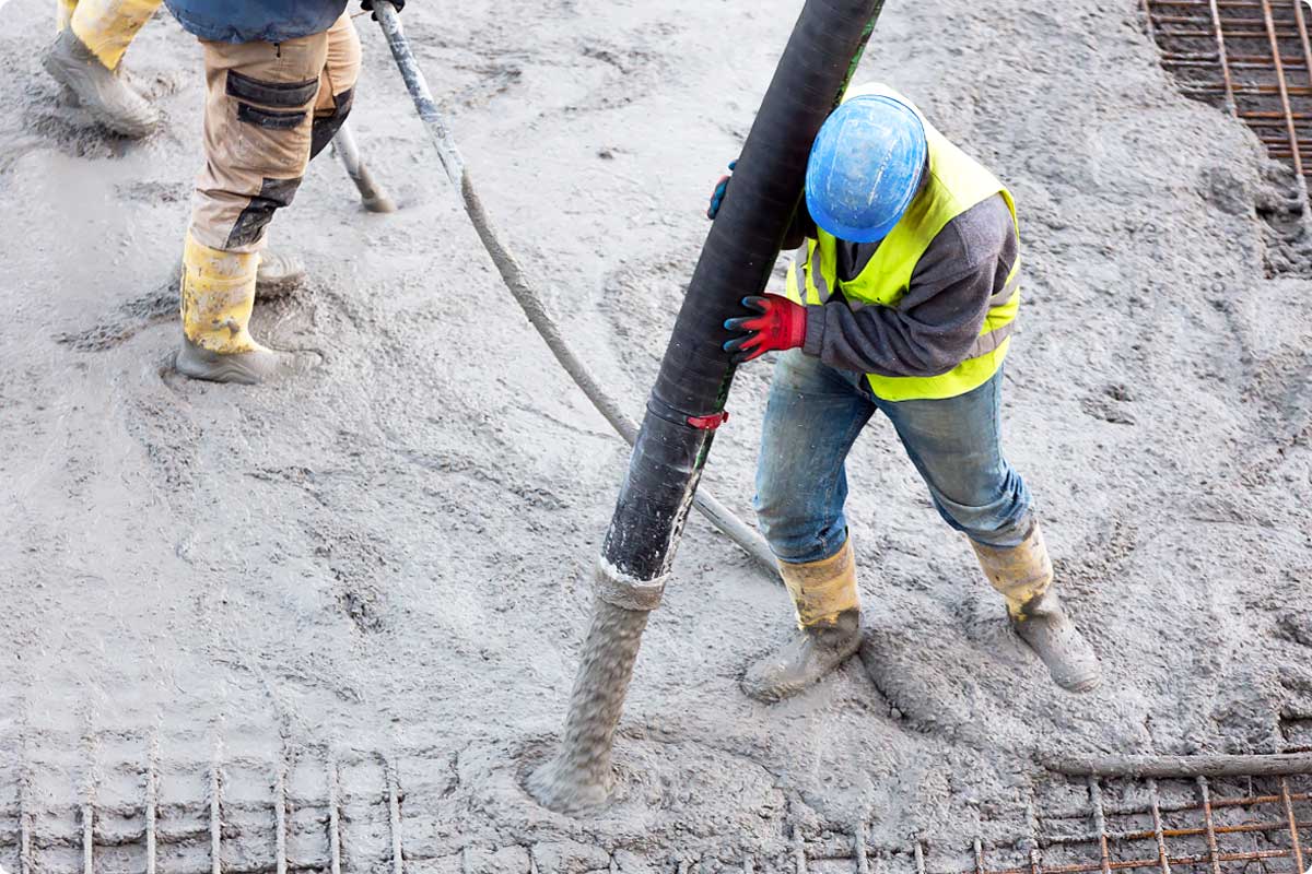 پیمانکار کرگیری بتن در حال ریختن بتن بر روی قالبهای ساختمانی