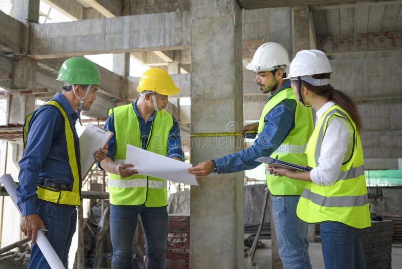 مهندس ناظر در اندازهگیری ستونهای بتنی و ارزیابی استانداردهای ساخت