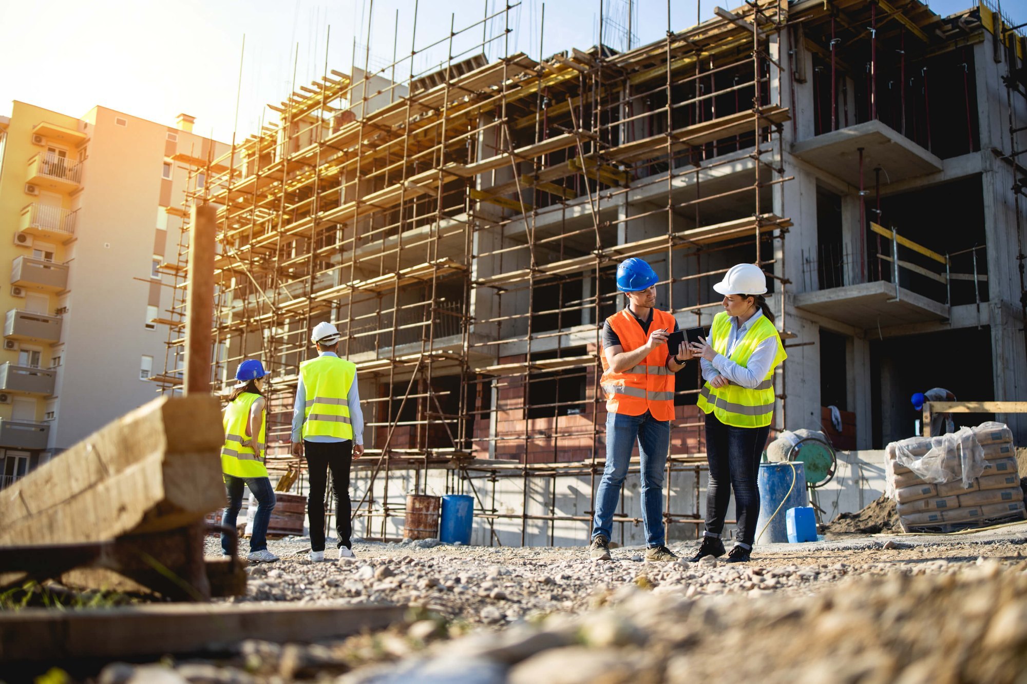 پیمانکار ساختمان مسکونی در حال استفاده از فناوری BIM برای برنامهریزی پروژه